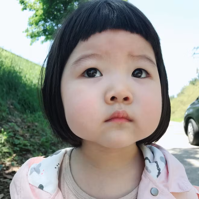 Dù chưa có nhiều thông tin về Seo Ah song những hình ảnh đáng yêu về cô bé cũng đã đủ để gây thương nhớ cho ai đó vô tình lướt qua.