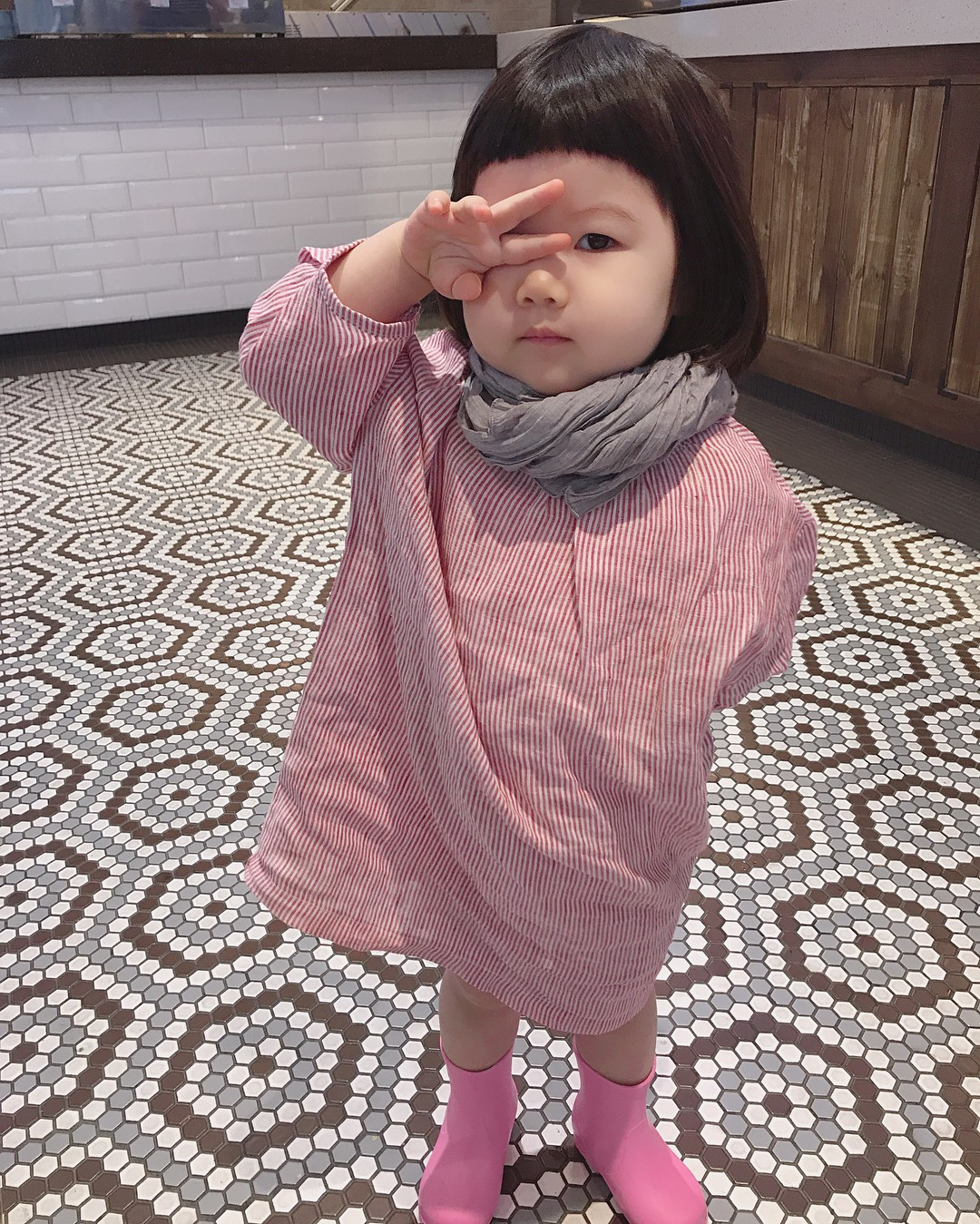 Seo Ah được bố mẹ khá đầu tư về mặt hình ảnh cũng như trang phục xuất hiện trong mỗi bức ảnh.