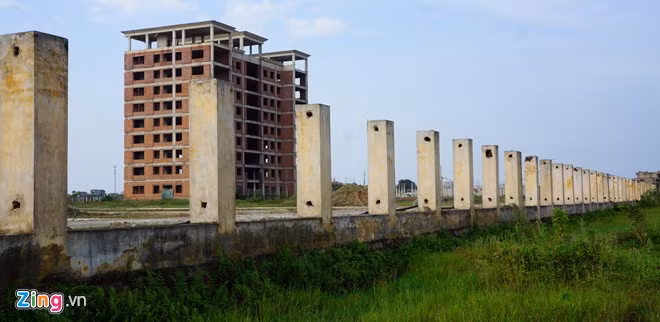 Bao quanh toàn bộ dự án là tường rào được xây cao hơn 1 m. Hạng mục này cũng đang xây dang dở thì dừng lại, chưa có thép chắn.