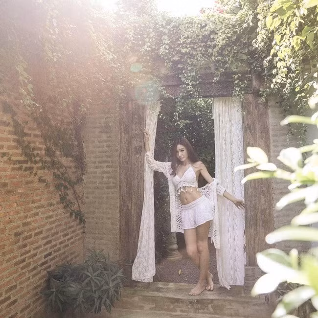 Sau khi nghỉ việc tại bệnh viện, cựu y tá Kanyapak đã tích cực làm mới bản thân và mới đây nhất là bộ ảnh khoe thân hình cực nuột nà và gợi cảm.