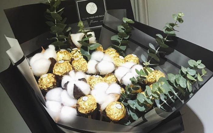 Nhìn hình hài hước vậy đấy chứ làm ra chiếc bánh chưng tình yêu này là cả 1 nghệ thuật, không phải ai cũng làm được đâu. Không chỉ có bánh chưng mà cư dân mạng còn trổ tài biến hóa cả với bánh Tét, chính sách tiết kiệm, thực tế và tận dụng tối đa được mọi người sử dụng triệt để cho ngày Valentine thêm màu sắc mới.