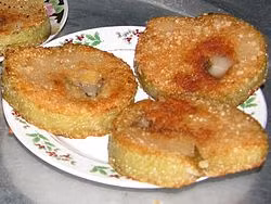 Món quà Valentine này vô cùng thiết thực vì lượng bánh chưng Tết chắc hẳn nhà nào cũng còn đến vài chiếc, thay vì cố gắng ăn hết thì đưa ý tưởng tận dụng, dễ thương và mới lạ nên đã thu hút 31.000 Like, hơn 3000 lượt chia sẻ và 2000 bình luận.