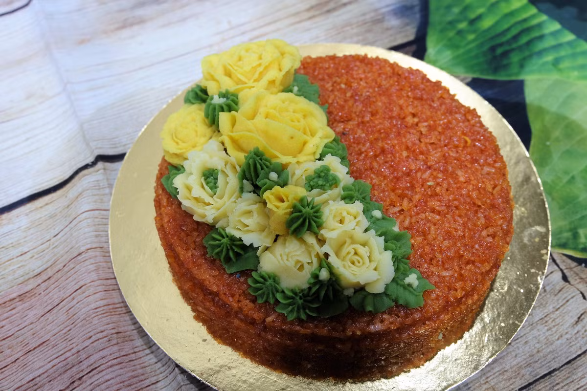 Chia sẻ ý kiến của mình, nickname M.K bình luận: "Tết tốn nhiều tiền lì xì quá rồi đang không có tiền mua quà Valentine cho người yêu, phải xin mẹ chiếc bánh chưng ở nhà. Ai chỉ cho mình cách làm với".