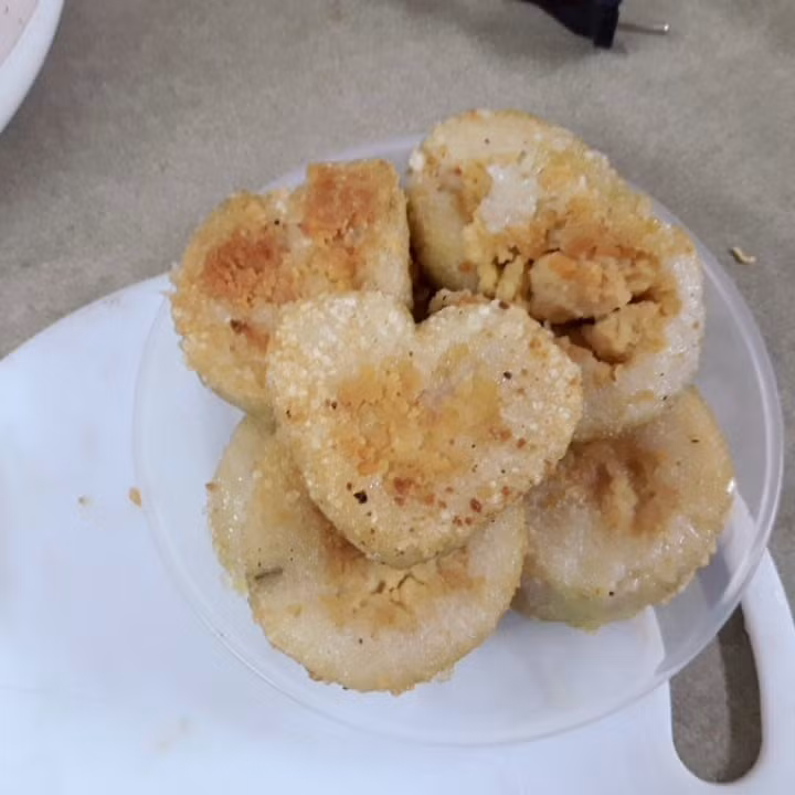 Thường thì bánh chưng sẽ có hình vuông đúng không, nhưng phiên bản đặc biệt dành riêng cho mùa lễ tình nhân thì đã được cắt lại cho thành hình trái tim vô cùng lạ mắt.