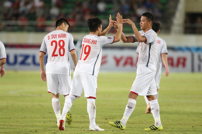 Bằng những bàn thắng của Công Phượng, Anh Đức và Quang Hải, đội tuyển Việt Nam mở đầu hành trình vòng bảng đẹp như mơ của mình trước đối thủ yếu hơn là Lào.