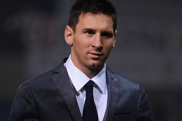 Ít ai biết được rằng ngoài việc đá bóng để kiếm tiền, Messi, chân sút số 1 của Barca, còn là một thương gia trong ngành bất động sản. Mới đây, Messi đã đứng tên thành lập công ty bất động sản Limecu SA, chuyên tham gia vào việc mua, bán, thuê đất và nhà ở.
