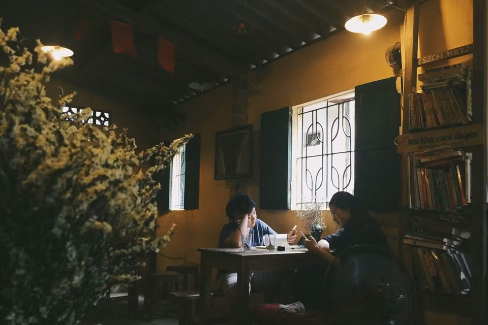 Căng tin 109 được thiết kế không cầu kì như những quán cafe tại Hà Nội. Bằng những chiếc ghế băng dài cùng chiếc bàn học sinh, quán cafe này gợi lại cho nhiều bạn trẻ những ngày xưa còn cắp sách đến trường.