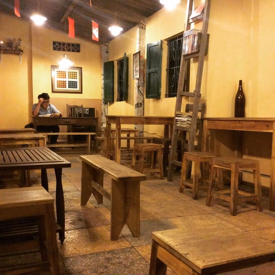 Không gian đơn sơ của Căng tin 109 khiến nhiều người như trở về với tuổi thơ có phần dữ dội của mình.