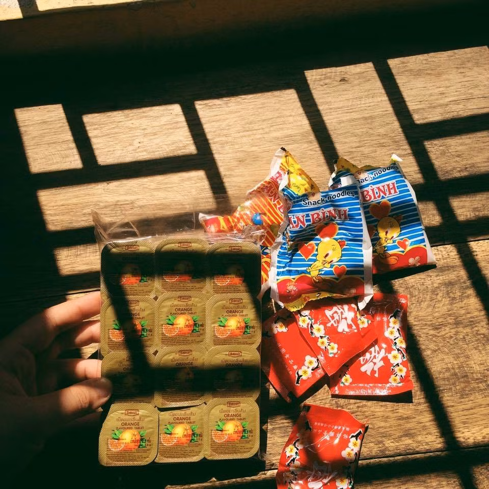 Không chỉ có không gian đậm chất xưa, các bạn trẻ đến với quán cafe căng tin 109 còn được hoài niệm bằng những món đồ ăn vặt lừng danh như viên C ngậm, ô mai hoa mai hay đặc sản mì gói trẻ em.