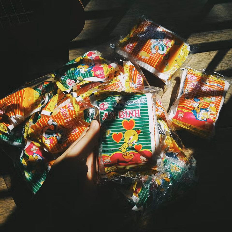 Còn gì sung sướng hơn khi nhâm nhi ly cafe, cho vào miệng những viên ô mai chua chua ngọt ngọt và thưởng thức những giai điệu bất hủ của những năm 2000 trở về trước. Một thời nghêu ngao những bài hát của West Life hay Backstreet Boys; một thời mà trong phòng đầy ảnh của anh hai Lam Trường, chị Cẩm Ly sẽ được tái hiện rõ nét qua những bản nhạc ở Căng tin 109.