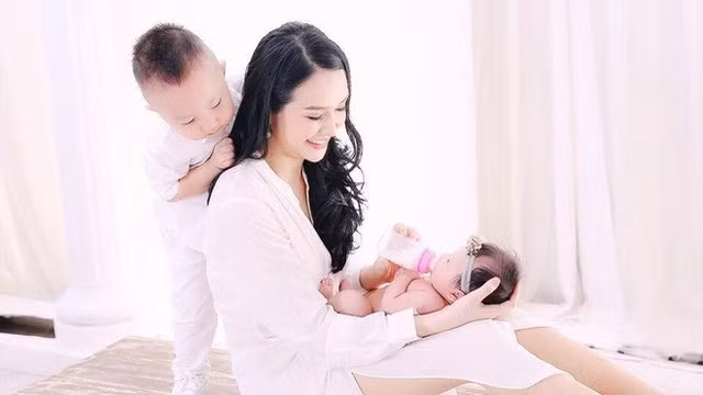 Hương Baby - bà xã Tuấn Hưng là bạn thân với Huyền Baby. Cô cũng làm tròn trách nhiệm khi sinh được hai nhóc tỳ xinh xắn, kháu khỉnh cho nam ca sĩ sinh năm 1978.
