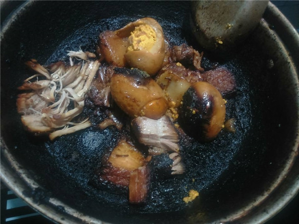 Thịt kho trứng theo phong cách hạ thổ.