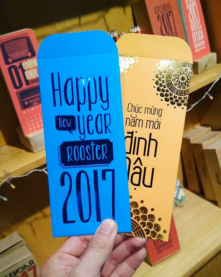 Ngoài lì xì, những sản phẩm đặc trưng của Pompatama đều được vẽ bằng tay hoặc thiết kế riêng ví dụ như: sổ tay, sổ ghi chú, lịch, skin điện thoại,… được rất nhiều bạn trẻ yêu thích.