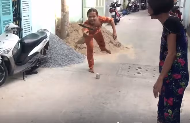 Tiếng lon kêu leng keng mỗi lần bị tạt trúng và tiếng chân chạy lịch bịch của các dì chạy khiến ai cũng nhầm tưởng xóm mới có thêm con nít đang chơi. Ảnh: cắt clip