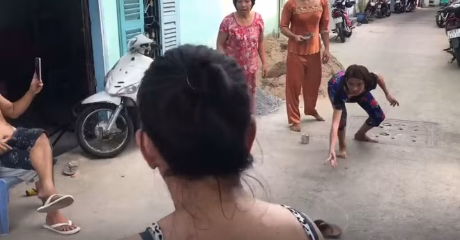 Trong clip, các dì, các mẹ người mặc áo áo thun, có người diện cả áo 2 dây xì-tin cùng chơi tạt lon. Ấy thế mà sau khi được đăng tải, clip ngắn ngủn chưa đến 2 phút đã trở thành tâm điểm chú ý của cư dân mạng và được chia sẻ ầm ầm với hơn nửa triệu lượt người xem. Ảnh: cắt clip
