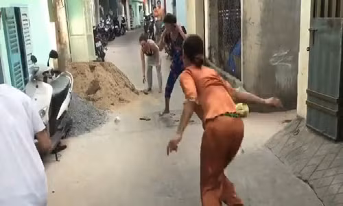 Sau khi xem clip, "trở về tuổi thơ" với bộ môn ném lon thần thánh của các dì các mẹ, nhiều dân mạng đã phải bình luận rằng: "Nhớ quá à, cho tôi xin một vé về tuổi thơ, thời tạt lon ăn gian ném dép về đích sau đó lẩn lẩn chạy núp về đích để ném tiếp". Ảnh: cắt clip