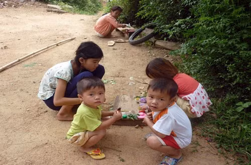 Khi những bức ảnh về trò chơi đã đi vào tuổi thơ này được một tài khoản chia sẻ lên mạng xã hội, nhiều dân mạng đã liên tiếp bình luận và chia sẻ về những kỷ niệm thời ấu thơ không thể quên ấy.