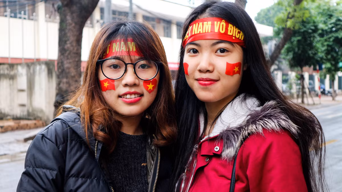 Hai CĐV xinh đẹp có mặt từ rất sớm.