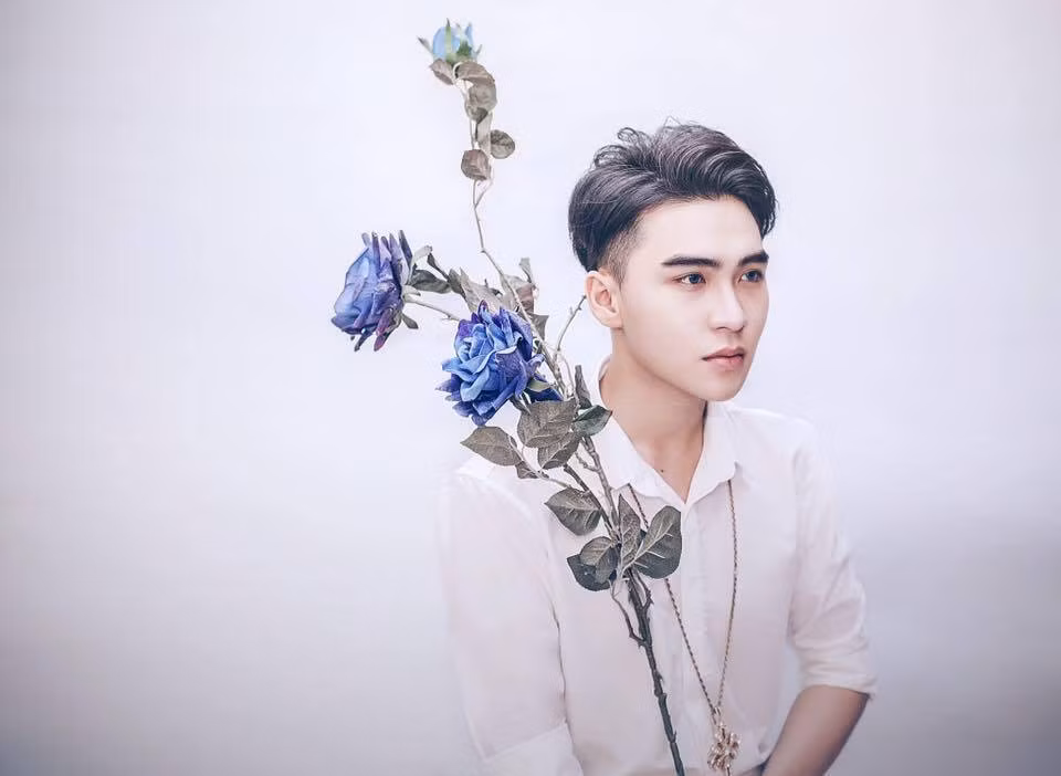 Sở hữu gương mặt đẹp đến mê hồn với những đường nét tinh tú như làn da trắng, sống mũi cao và đặc biệt là đôi mặt sâu có hồn, Trí Tâm xứng đáng là gương mặt được nhiều người chú ý thời gian qua.