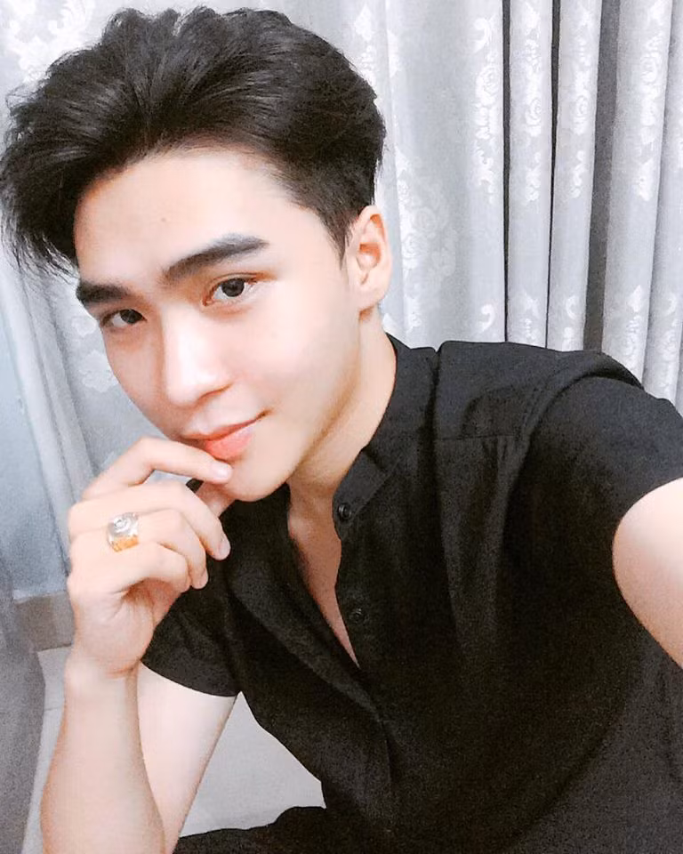 Trang cá nhân của hot boy ảnh thẻ Trí Tâm cũng đã có hơn 10 nghìn lượt theo dõi và con số này được dự đoán sẽ còn tăng lên với tốc độ chóng mặt khiến chính bản thân “khổ chủ” cũng không thể ngờ tới.