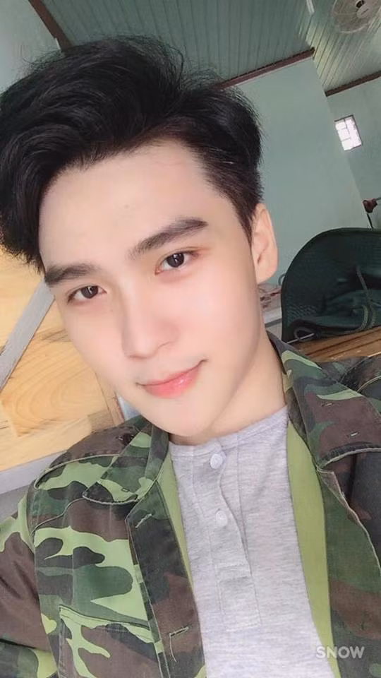 Chàng hot boy ảnh thẻ mới nổi trong cộng đồng mạng có tên đầy đủ là Nguyễn Trí Tâm hiện đang sinh sống và làm việc tại TP HCM. Hiện anh chàng 9X này đang theo học tại trường Đại học Sân khấu điện ảnh với mong muốn có thể trở thành một nam diễn viên nổi tiếng.