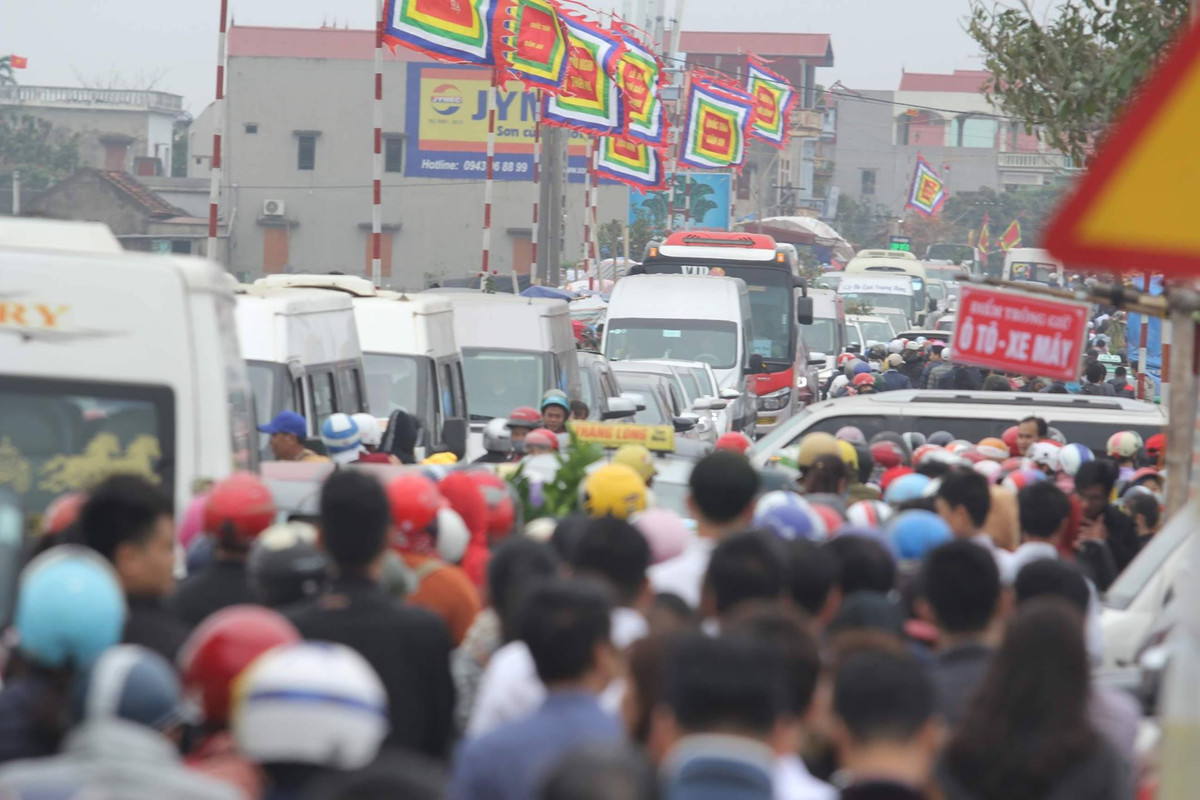 Tất cả tạo nên một mớ hỗn độn, khiến nhiều thanh niên đứng ra hò hét: "Có người ngất xỉu cần cấp cứu" để "hạ nhiệt" đám đông.