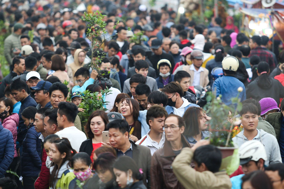 Đoạn đường vào cổng chính chợ Viềng xảy ra tình trạng xô đẩy, chen lấn kinh hoàng, do lực lượng an ninh quá mỏng không thể ngăn nổi dòng người xô nhau, một số người dân và du khách phải đứng ra hô hào "có người ngất cần cấp cứu…" để yêu cầu mọi người không xô đẩy nhau.
