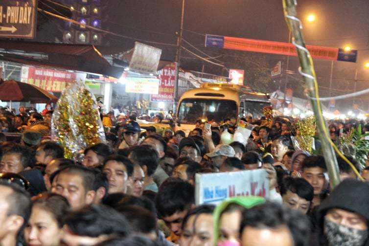 Chính bởi vậy, các tuyến đường ở chợ Viềng bị tắc từ khoảng 20h30, sau đó trời bắt đầu đổ mưa làm cho tình trạng càng nghiêm trọng hơn.