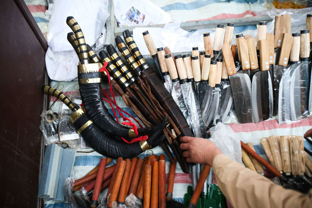 Nhiều loại dao và nông cụ được bày bán tại chợ Viềng.