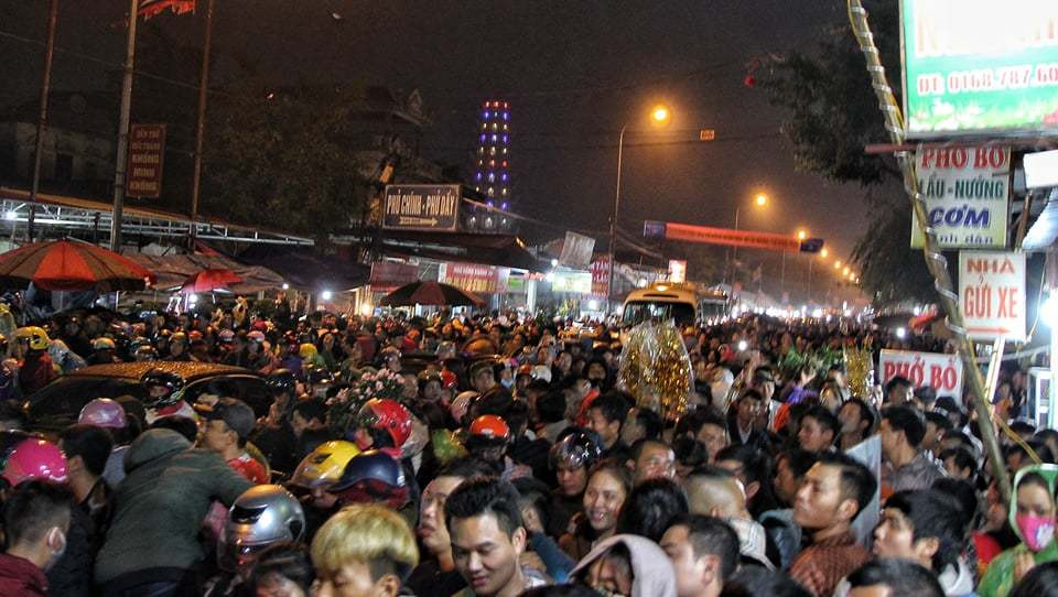 Nhiều người dân cho biết, có thể do năm nay ban tổ chức lễ hội cho phép ô tô di chuyển vào nên đường dẫn đi chợ Viềng ùn tắc kéo dài từ chiều đến tận đêm.