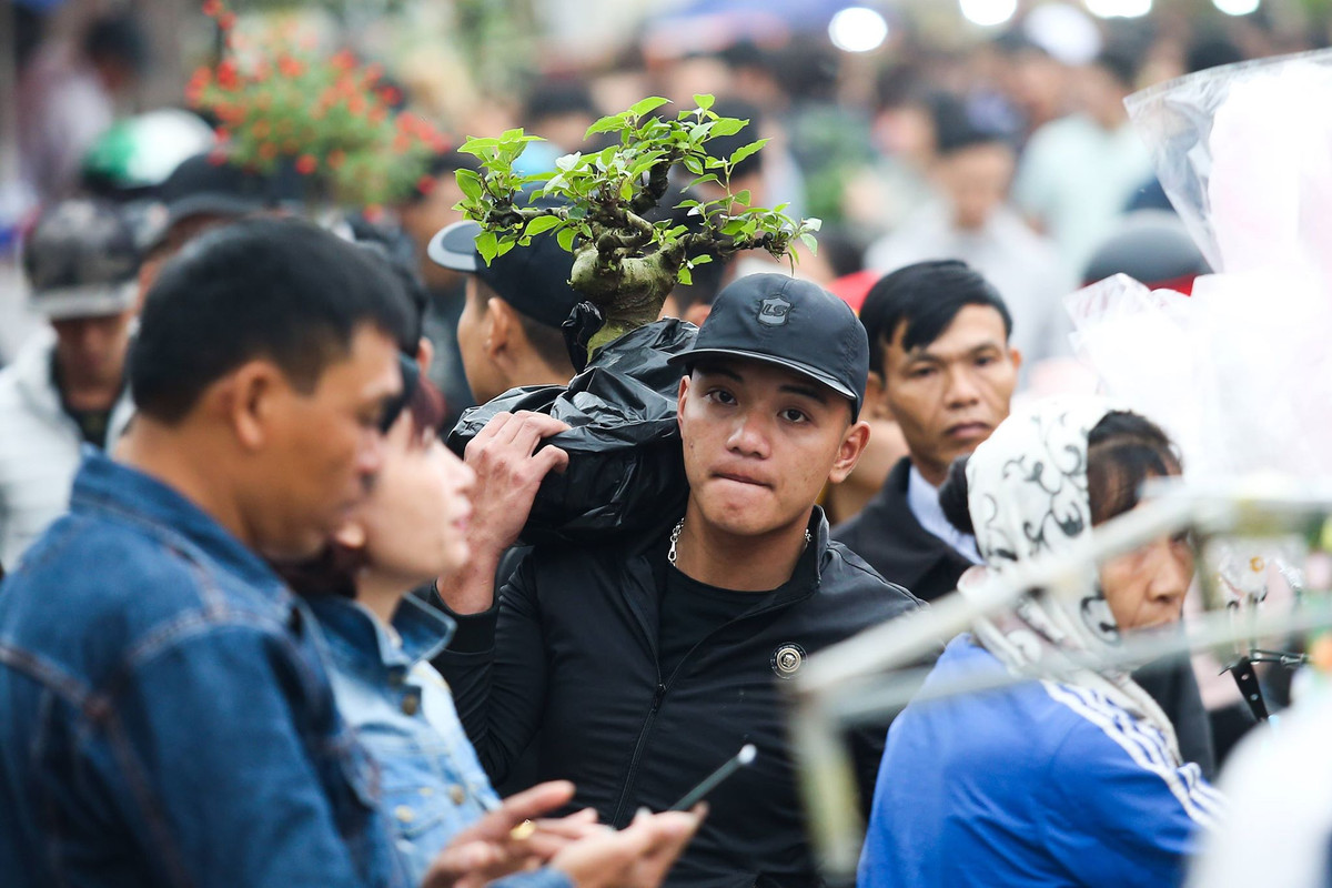 Nhiều du khách có thâm niên đi chơi chợ Viềng 10 năm nay phải thốt lên: Chưa năm nào vất vả như năm nay.