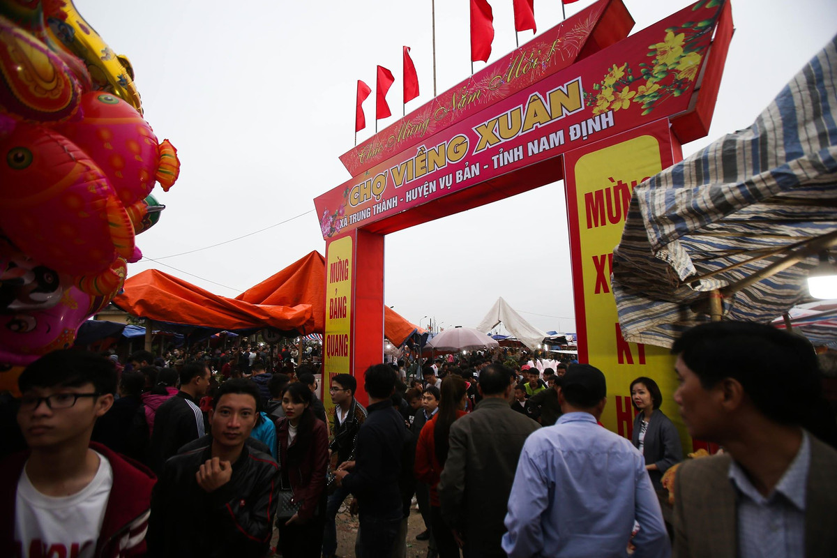 Theo quan niệm của người dân, sau 00h mùng 8 tháng Giêng (12/2) đi hội chợ Viềng (Vụ Bản, Nam Định) mua cây cối, nông cụ sẽ đem lại nhiều may mắn.