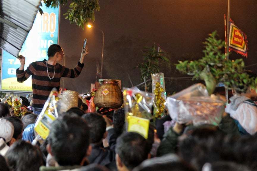 Tình trạng xô đẩy, chen lấn kinh hoàng, do lực lượng an ninh quá mỏng không thể ngăn nổi dòng người xô nhau.