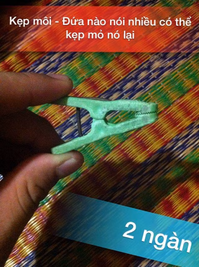 Những mặt hàng thanh lý của V.C khiến các bạn trẻ cười ngất và nghĩ mình đang trở lại thời xưa khi còn trẻ con.