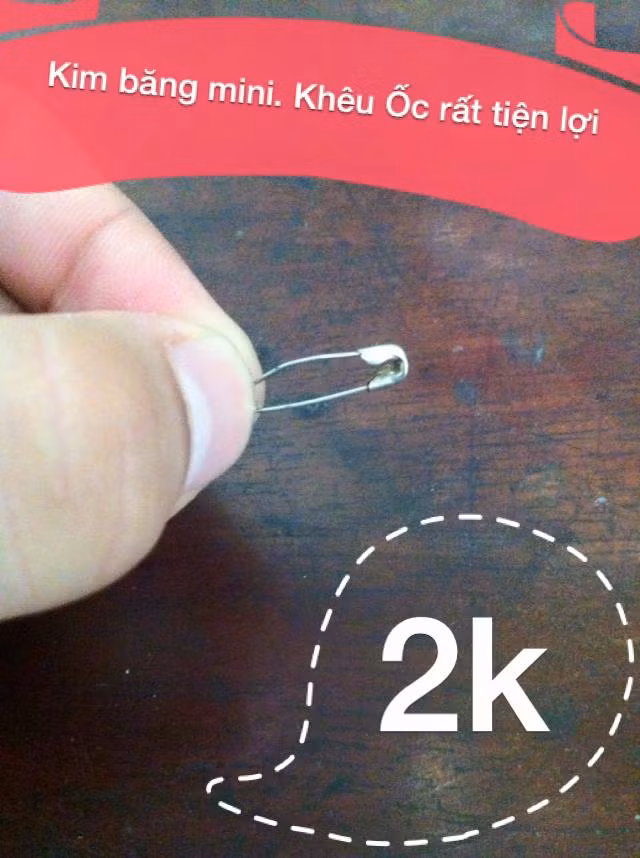 Thay vì mỹ phẩm, nước hoa, hay quần áo thì mới đây người bạn có nickname là V.C đã chia sẻ tiệm bán đồ cùi bắp với những mặt hàng độc lạ "không thể tin nổi".