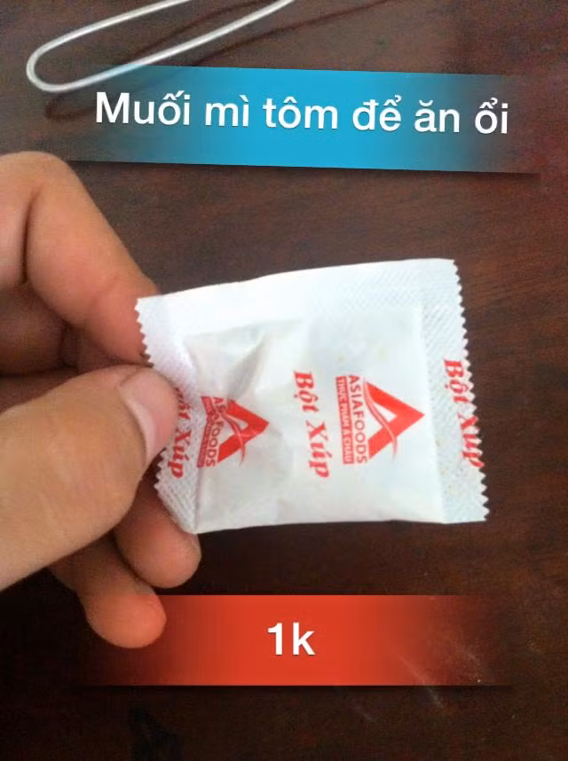 Rất nhiều mặt hàng thanh lý độc đáo như gia vị mì chấm ổi, kim băng khêu ốc đều được V.C bày bán.