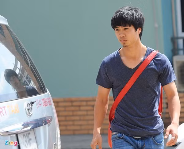 Khi được HLV Miura gọi lên tuyển để tập trung chuẩn bị cho giải U23 châu Á, Công Phượng quay lại với mái tóc dài quen thuộc.