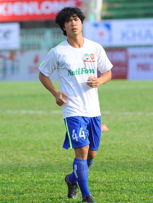 Trước khi bước vào V.League 2015, Công Phượng đã làm cho khán giả bất ngờ với mái đầu xù nhìn cực giống tiền vệ của Man United là Fellaini.