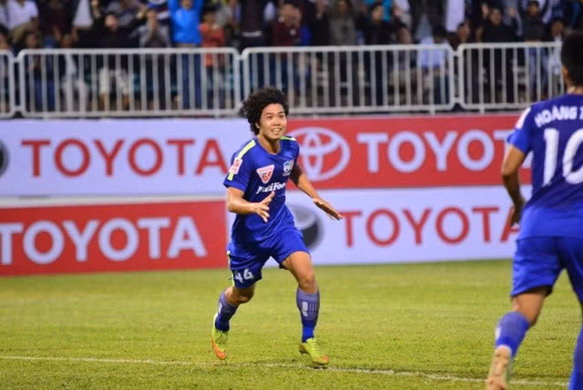 Ngay trong lần ra mắt mái tóc xù mì kiểu Fellaini, Công Phượng đã lập cú đúp.