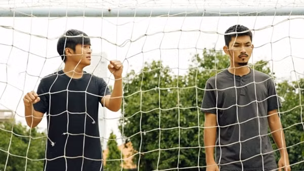 Hà Hiền quyết định tái xuất màn ảnh rộng với bộ phim Sút và ngay và vai diễn trong phim đã giúp anh giành giải Nam diễn viên chính xuất sắc nhất tại Cánh Diều Vàng 2017.