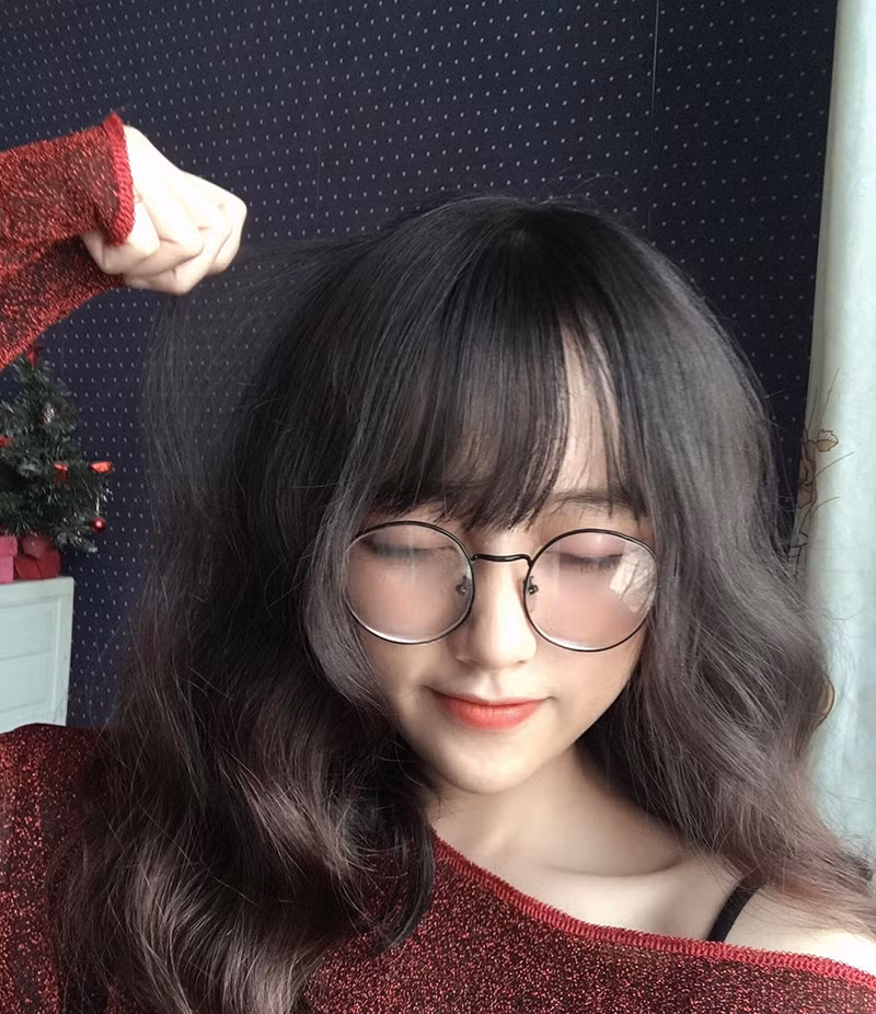 Sở hữu gương mặt đẹp, thậm chí nhiều người còn cho rằng khá giống con lai cùng phong cách trang điểm của thiếu nữ phương Tây, Minh Tú ngay lập tức được dân mạng chú ý và theo dõi sát sao trang cá nhân.