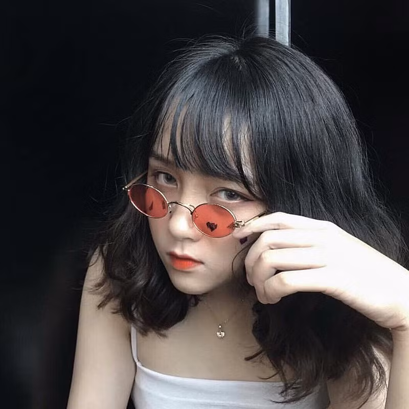 Ngoài make-up, sở thích của Minh Tú là chụp hình và tạo dáng trước ống kính. Đa phần những bức ảnh trên trang cá nhân đều được Minh Tú chụp bằng điện thoại.