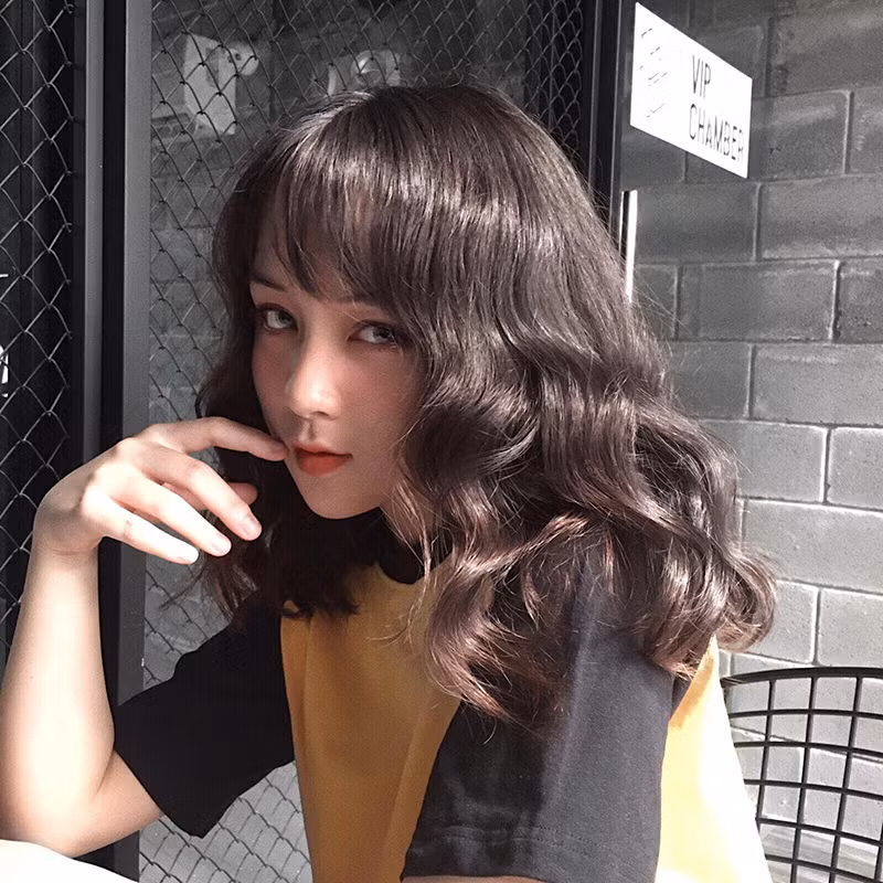 Khi nhận được các dòng bình luận trái chiều, bản thân Minh Tú khá buồn bã. Tuy nhiên, cô bạn bộc bạch rằng, mỗi tuần chỉ trang điểm một lần để chụp ảnh, những ngày còn lại đều để mặt mộc, kể cả lúc đi chơi với bạn bè.