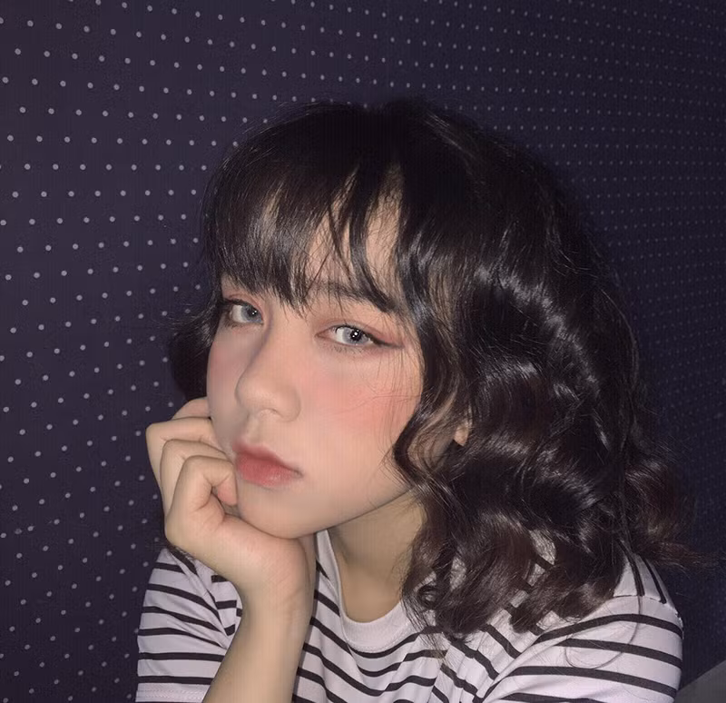 Nói về cách trang điểm của mình, Minh Tú tìm hiểu và yêu thích phong cách trang điểm đậm, cô bạn mày mò tự học và làm theo.