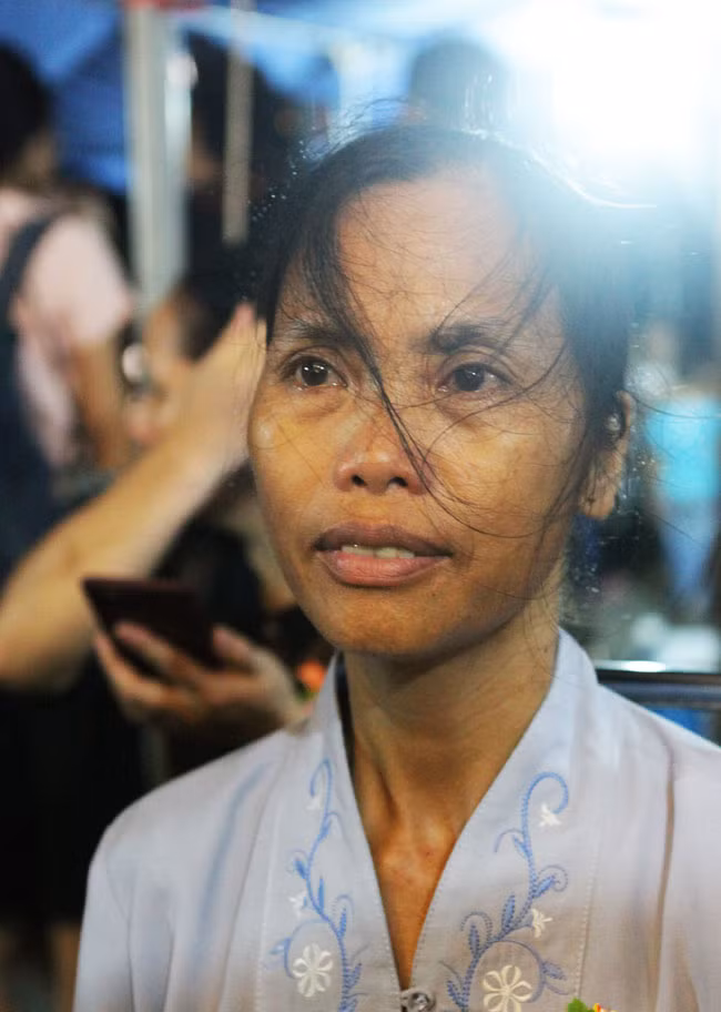 Cùng đó là nghi thức thả đèn hoa đăng cầu siêu độ vong linh, nhằm thắp sáng những giá trị tinh thần, cầu nguyện cho quốc thái dân an.