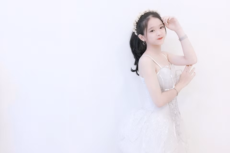 Xinh đẹp, tài năng, Linh Ka còn có bảng thành tích học tập khiến nhiều cư dân mạng nể phục. 8 năm liền cô đều đạt học sinh Giỏi, giấy khen các hoạt động văn nghệ, Đội nhóm cũng được trao trong nhiều học kì.