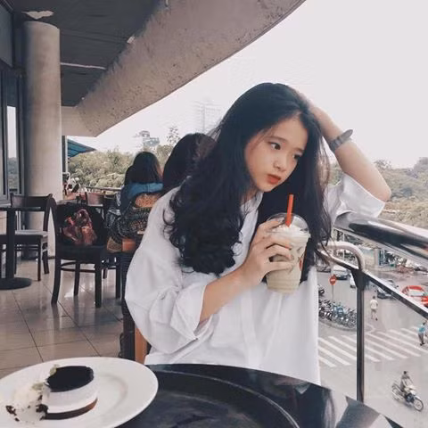 Theo nhận xét của những bạn bè cùng lớp, Linh Ka là người khá hòa đồng với bạn bè, lễ phép với thầy cô. Có lẽ vì vậy mà cô bạn này càng được yêu mến hơn.