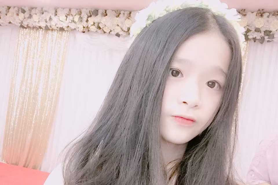 Sở hữu khuôn mặt trái xoan ưa nhìn, làn da trắng sáng tự nhiên, đôi mắt tròn to dễ thương cùng đôi môi hồng chúm chím, Linh Ka gây ấn tượng với nhiều người ngay lần gặp đầu tiên.