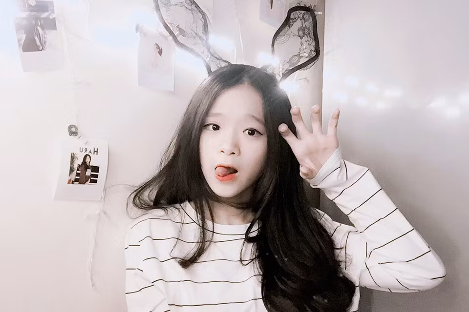 Hot teen 10X Hà thành được nhắc tới đó là nickname Linh Ka hay còn có tên thật là Chu Diệu Linh sinh năm 2002 hiện là học sinh của trường THCS Giảng Võ (Hà Nội).