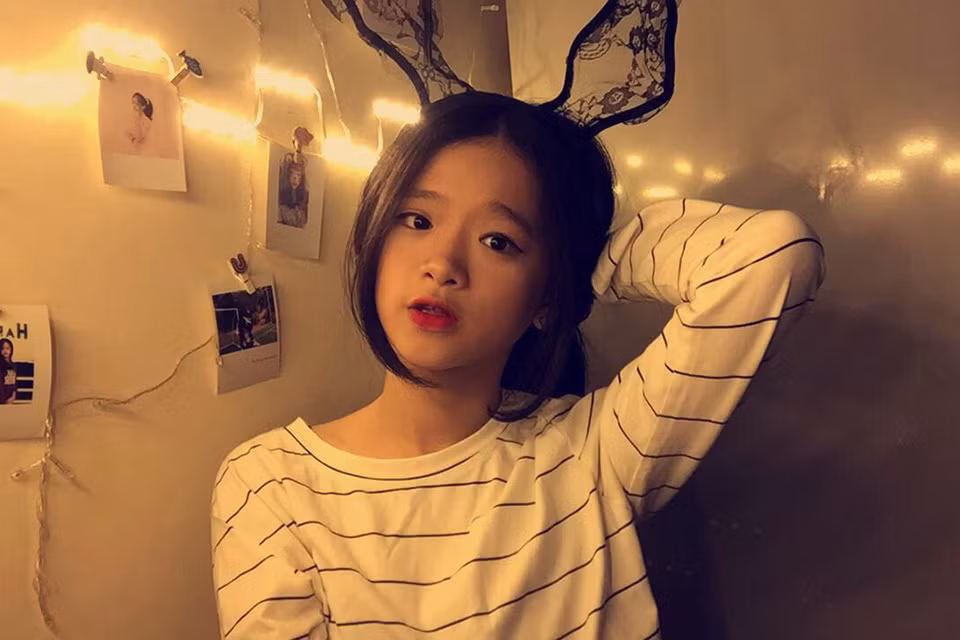 Không chỉ xinh đẹp, Linh Ka còn nổi bật trên mạng xã hội bằng năng khiếu ca hát và nhảy múa của mình.